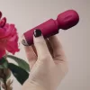 Rechargeable Mini Wand – kompakt, újratölthető vibrációs masszírozó (Azalea Red)